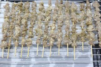 5分钟后再拿出来表面撒上一点点孜然粉，撒上一些芝麻，再翻面刷上一层油，再撒上一点点孜然粉和一些芝麻，再重新放入烤箱里220度7分钟