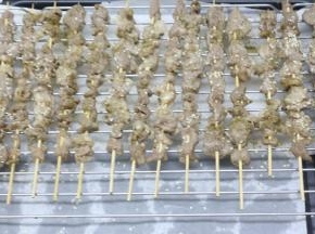 5分钟后再拿出来表面撒上一点点孜然粉，撒上一些芝麻，再翻面刷上一层油，再撒上一点点孜然粉和一些芝麻，再重新放入烤箱里220度7分钟