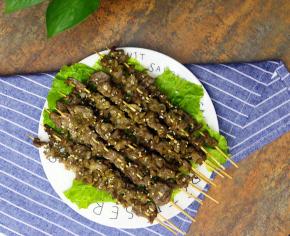 出炉后的羊肉再撒上一点点椒盐和孜然粉，这样美味的羊肉串就完成了，味道能比上外面卖的新疆羊肉了