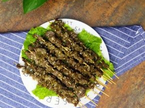 出炉后的羊肉再撒上一点点椒盐和孜然粉，这样美味的羊肉串就完成了，味道能比上外面卖的新疆羊肉了