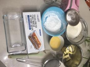 2:把所有材料准备好，低筋面粉、杏仁粉、泡打粉过筛、鸡蛋液打均匀。