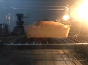 放桌子上震几下，送入提前预热好的烤箱中层上下火170 度45 分钟，在20 分钟后上面用小刀拉一条口子，出炉后稍凉脱模，趁热刷糖水，凉了刷不进去了，上下左右全部刷到，把糖水全部刷完。