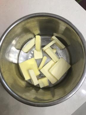 黃油切小块，室温软化。