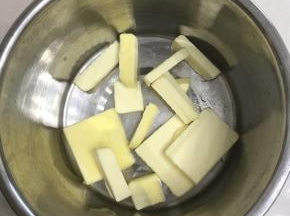 黃油切小块，室温软化。