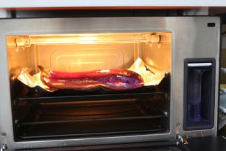 西屋蒸汽烤箱先预热上下火210度预热5分钟，再把茄子放入烤箱中层，上下火210度10分钟