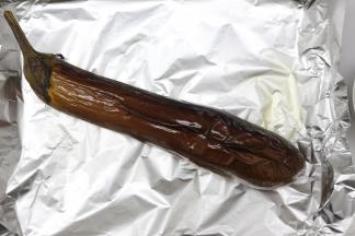 等到茄子烤到表面皱皮，用铲子压下去是软的，那就算烤好了，如果没有那就再烤5分钟左右