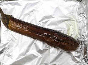 等到茄子烤到表面皱皮，用铲子压下去是软的，那就算烤好了，如果没有那就再烤5分钟左右