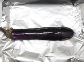 茄子洗净，用厨房纸擦干表面的水份，烤盘垫上锡纸，把茄子放在烤盘中刷上油