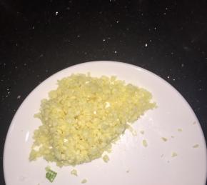 蒜剁成蒜蓉，葱切成葱花，