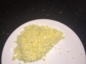 蒜剁成蒜蓉，葱切成葱花，