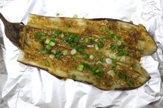 再撒上葱花，再撒上一点孜然粉，再重新放入烤箱里，210度上下火10分钟