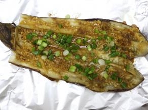 再撒上葱花，再撒上一点孜然粉，再重新放入烤箱里，210度上下火10分钟