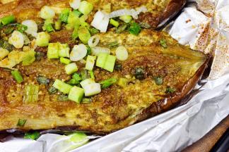 茄子烤好出炉后，再撒一些葱花在表面，再在表面撒一点孜然粉即可