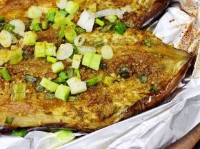 茄子烤好出炉后，再撒一些葱花在表面，再在表面撒一点孜然粉即可