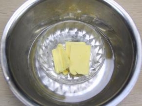 黄油隔热水溶化，加入水里面混合搅拌。