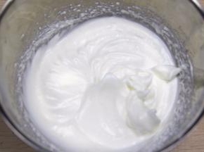 这时烤箱可提前预热，取另一个盘，把45克白糖加入蛋清，用电动打蛋器打发至湿性发泡。