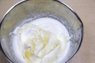 将预混合好的蛋糕糊，倒回剩下的2/3蛋白霜中，继续用切拌加翻拌的手法混合均匀。