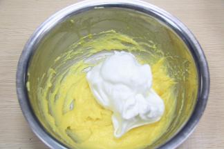 取三分之一打发好的蛋清加入到蛋黄糊中，稍稍搅拌均匀即可，以免消泡。