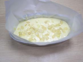 在蛋糕糊面上撒上杏仁片。