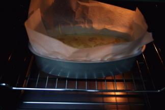 把蛋糕放入已预热好的烤箱里上火210度，下火130度，烘烤10分钟。