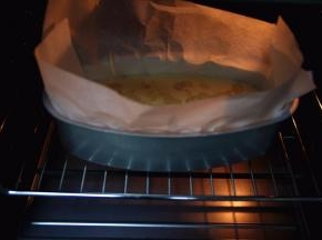 把蛋糕放入已预热好的烤箱里上火210度，下火130度，烘烤10分钟。