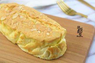 烘烤10分钟后，用刀在蛋糕面中间划一刀，将温度调整为上火160度，下火150度，烘烤30分钟。