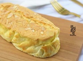 烘烤10分钟后，用刀在蛋糕面中间划一刀，将温度调整为上火160度，下火150度，烘烤30分钟。