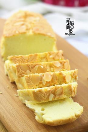 将出炉的蛋糕竖起来放凉，放凉后脱模即可切片。