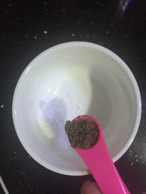 土豆洗净不去皮，用厨房纸擦干表面的水份，然后切成滚刀块，取一个小碗放入椒盐，