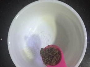 土豆洗净不去皮，用厨房纸擦干表面的水份，然后切成滚刀块，取一个小碗放入椒盐，