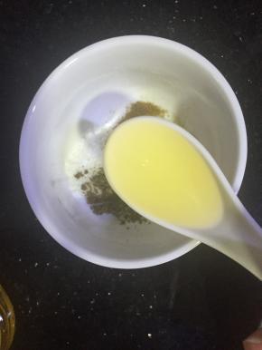 再放入油，混合均匀