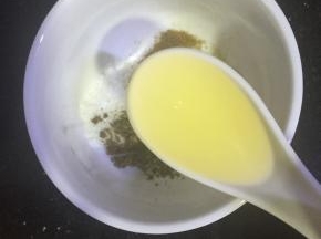 再放入油，混合均匀
