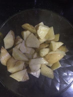 将切好的土豆放入大碗里，倒入调好的酱汁，搅伴均匀即可