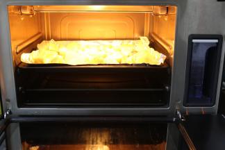 西屋蒸汽烤箱先预热好上下火210度5分钟，再把薯角放入烤箱里中层，上下火210度50钟，中途要拿出来翻面再烤