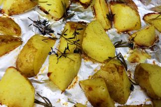 烤好的薯角出炉后再撒上一些孜然粉即可，这样一道可口的烤薯角就出炉了