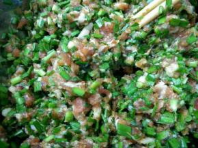 韭菜猪肉馅:将猪肉剁成肉馅，加入切好的韭菜，再加入盐、鸡精、耗油、酱油和胡椒粉搅拌均匀，放入冰箱冷藏。