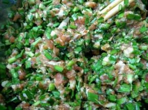 韭菜猪肉馅:将猪肉剁成肉馅，加入切好的韭菜，再加入盐、鸡精、耗油、酱油和胡椒粉搅拌均匀，放入冰箱冷藏。