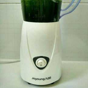 菠菜叶洗净切小放入九阳料理机，加入清水（150毫升）搅拌成菠菜汁。