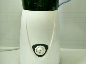 菠菜叶洗净切小放入九阳料理机，加入清水（150毫升）搅拌成菠菜汁。