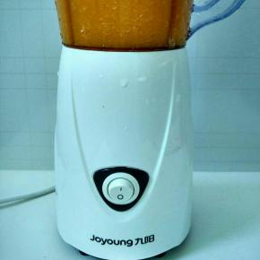 南瓜去皮洗净切小放入九阳料理机，加入清水（150毫升）搅拌成南瓜汁。