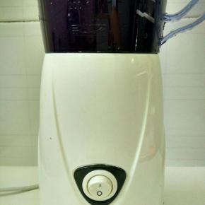 紫甘蓝切小放入九阳料理机，加入清水（150毫升）搅拌成紫甘蓝汁。