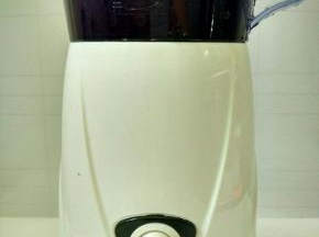 紫甘蓝切小放入九阳料理机，加入清水（150毫升）搅拌成紫甘蓝汁。