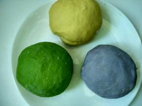 面粉分成3份（200克一份），分别慢慢加入蔬菜汁用筷子搅成面絮揉成光滑面团，盖上保鲜膜静置10分钟。