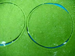 将菠菜面团擀成饺子厚度的薄片，用饺子模具压出饺子皮。南瓜和紫甘蓝面团做法同样。