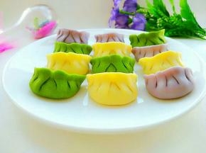 美美的彩色饺子做好了，吃法有煮，蒸，煎。吃不完放入冰箱冷冻，随吃随取。