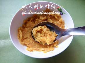 取出后用勺子碾压成泥。