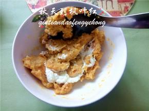 将隔水煮至顺滑无颗粒的奶油奶酪倒进红薯泥里拌匀