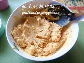 搅拌成细滑的红薯泥。