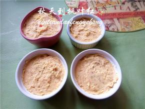 将红薯泥装入耐高温烤碗中。