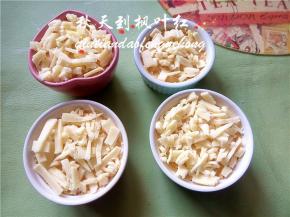 表面铺上一层马苏里拉芝士。